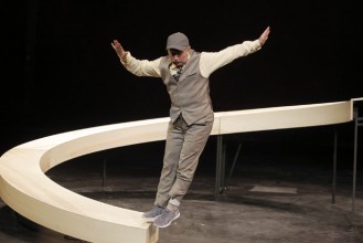 MARCEL (Jos HOUBEN et Marcello MAGNI) 2015 Marcello Magni dans Marcel.
Crédit photo : Pascal Victor / ArtComArt