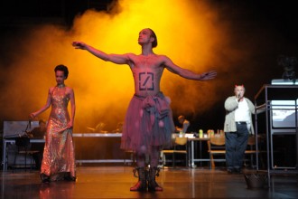 La solitude de l’être face au chaos du monde - Critique sortie Avignon / 2013 Avignon La Fabrica