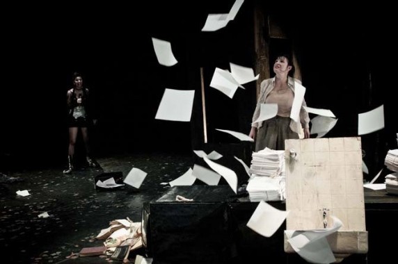 Tapage dans la prison d’une reine obscure - Critique sortie Avignon / 2013 Avignon Espace Alya