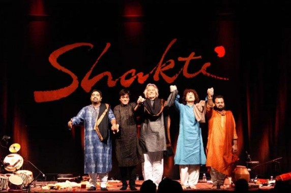 REMEMBER SHAKTI : JOHN McLAUGHLIN / ZAKIR HUSSAIN - Critique sortie Jazz / Musiques Paris Salle Pleyel