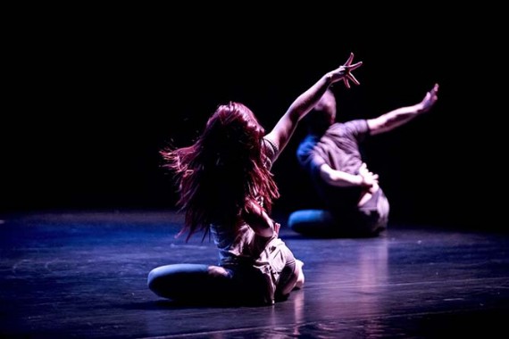 Sideways rain - Critique sortie Danse Paris Scène extérieure du lycée Jacques Decour