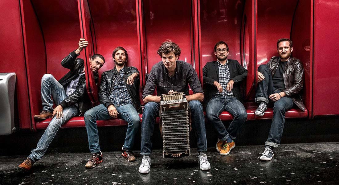 Living non living things for kids. семья, дом. коливинг с животными. семья в новой квартире. Living being.