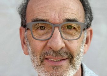 Un précipité de l’imaginaire au pupitre - Critique sortie Théâtre Paris ARTCENA - Centre national des arts du cirque - de la rue et du théâtre.