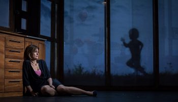 Rabbit Hole mes Claudia Stavisky - Critique sortie Théâtre Paris Les Bouffes Parisiens