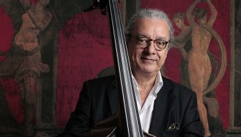 Le contrebassiste Riccardo Del Fra et la musique de son nouvel album « Moving People » - Critique sortie Jazz / Musiques Paris Studio 104 - Maison de la Radio