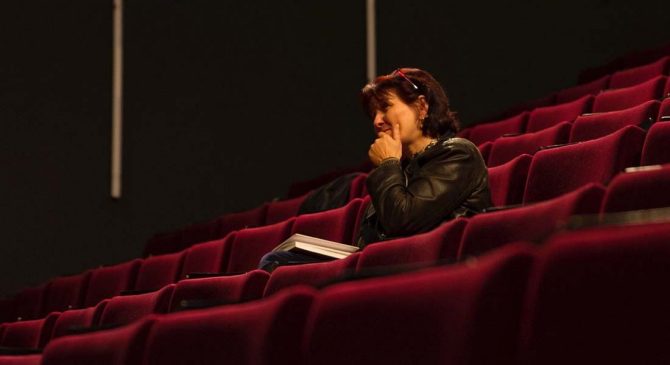 Entretien avec Cécile Backès : rapprocher les spectateurs de l’acte d’écriture - Critique sortie Théâtre Comédie de Béthune