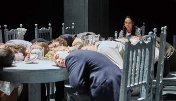 Les Trois Sœurs en langue des signes russe par Timofeï Kouliabine - Critique sortie Théâtre Genève Comédie de Genève