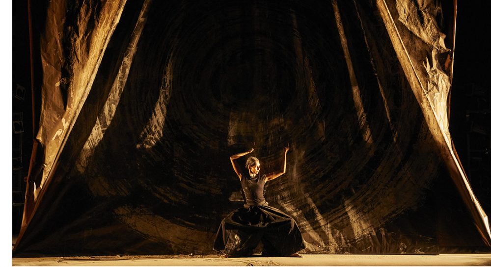 Aurélien Bory revient avec aSH en compagnie de la danseuse Shantala Shivalingappa - Critique sortie Danse Paris Espace Cardin - Théâtre de la Ville