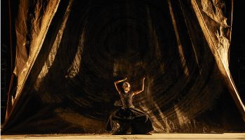 Aurélien Bory revient avec aSH en compagnie de la danseuse Shantala Shivalingappa - Critique sortie Danse Paris Espace Cardin - Théâtre de la Ville