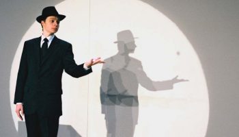 Homme encadré sur fond blanc de Pierric Tenthorey - Critique sortie Théâtre Paris Théâtre Tristan Bernard