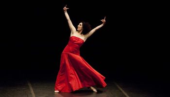 Moving with Pina avec la chorégraphe Cristiana Morganti - Critique sortie Danse Paris Théâtre de la Ville Les Abbesses