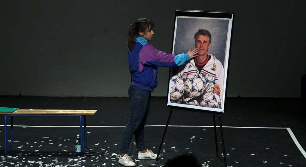 Le Syndrome du banc de touche de Léa Girardet, mis en scène par Julien Bertin - Critique sortie Avignon / 2019 Avignon Avignon Off. Théâtre du Train Bleu