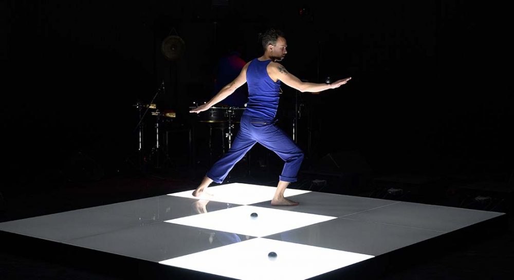 Avec Futuro Antico, Martin Palisse imagine un singulier rituel jonglé - Critique sortie Théâtre Bordeaux CREAC
