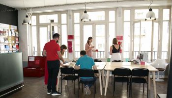 Directrice d’ARTCENA, Gwénola David œuvre tous azimuts pour fédérer, organiser et accompagner au plus près les professionnels. - Critique sortie Théâtre Paris ARTCENA - Centre national des arts du cirque