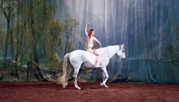 Hate, tentative de duo avec un cheval de Laetitia Dosch et Yuval Rozman - Critique sortie Théâtre Paris Le Monfort Théâtre