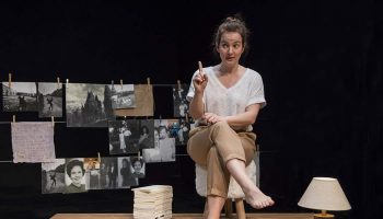 « An Irish story » de  Kelly Rivière, une autofiction brillante et hilarante - Critique sortie Théâtre Paris Théâtre de Belleville