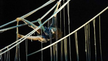 Racine(s) avec la cordiste Inbal Ben Haim et le chanteur-musicien David Amar - Critique sortie Cirque Auch Caserne des Pompiers