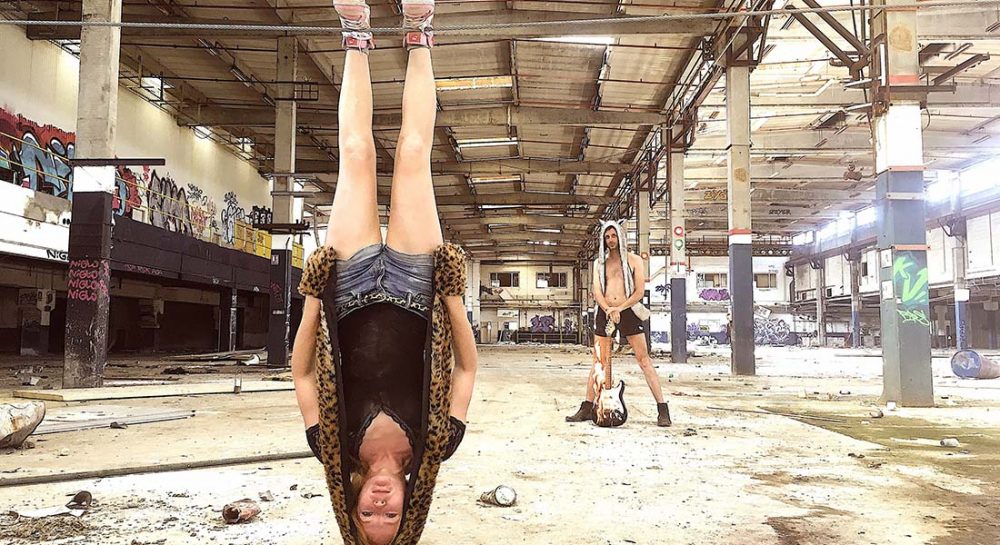 Renverse de Johanne Humblet et ses renversantes acrobaties, aériennes et musicalisées - Critique sortie Théâtre Paris Lycée Jacques-Decour