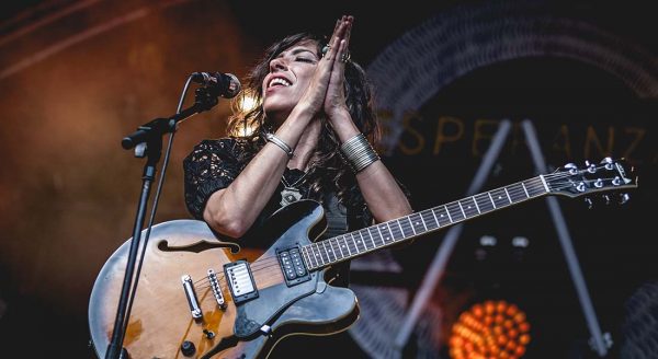 Djazia Satour offre un concert sur les berges de la Seine