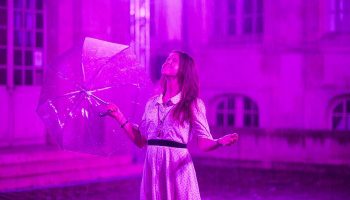Purple Rain de Pierre Ardouvin installe ses visiteurs sous une pluie violette, originale et déroutante. - Critique sortie Théâtre Paris Lycée Jacques-Decour