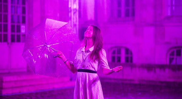 Purple Rain de Pierre Ardouvin installe ses visiteurs sous une pluie violette, originale et déroutante.