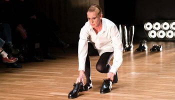 Défilé pour 27 chaussures de Mathilde Monnier - Critique sortie Danse Montpellier Halle Tropisme