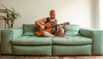 Lucas Santtana signe « O céu é velho há muito tempo » chez Nø Førmat!. - Critique sortie Jazz / Musiques Paris new morning