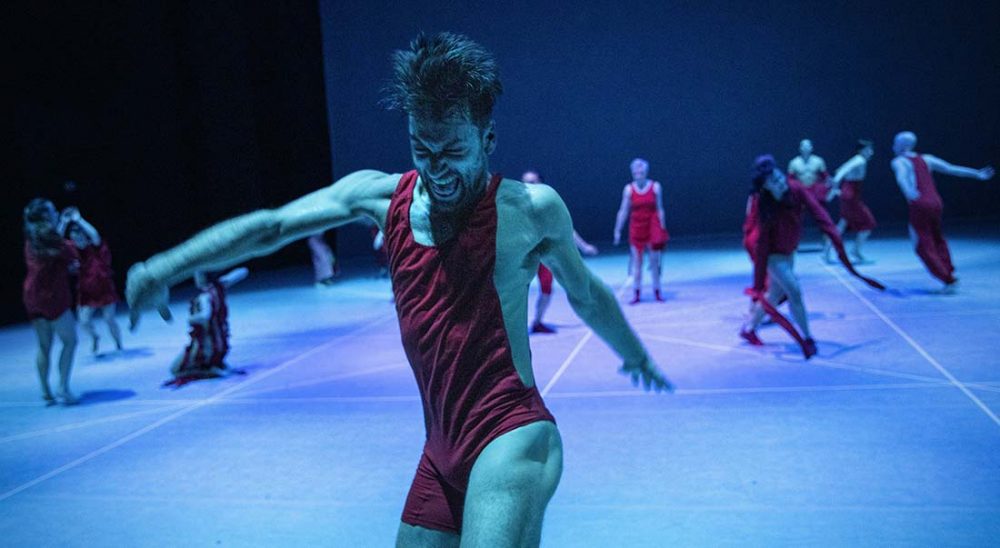 any attempt will end in crushed bodies and shattered bones, chorégraphie de Jan Martens - Critique sortie Danse Avignon Festival d’Avignon. Cour du Lycée Saint-Joseph