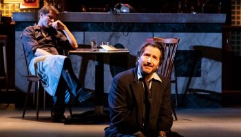 Les Élucubrations d’un homme soudain frappé par la grâce par Edouard Baer - Critique sortie Théâtre Doué-en-Anjou Les Arènes de Doué-en-Anjou