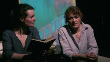 C’est bizarre l’écriture d’Awena Burgess et Orit Mizrahi - Critique sortie Théâtre Avignon Théâtre Transversal