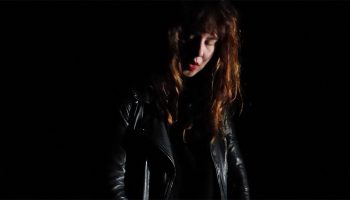 En mode avion de Louise Emö - Critique sortie Théâtre Avignon La Manufacture