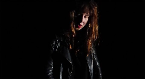 En mode avion de Louise Emö - Critique sortie Théâtre Avignon La Manufacture