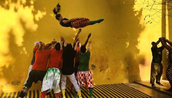 Fiq ! (Réveille-toi !) par le Groupe acrobatique de Tanger et Maroussia Diaz Verbèke. - Critique sortie Théâtre Paris Lycée Jacques-Decour