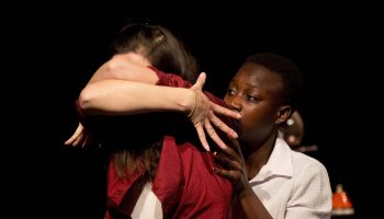 Quand toute la ville est sur le trottoir d’en face de Jean Cagnard, mise en scène Jean-Michel Rivinoff - Critique sortie Théâtre Avignon La Scierie