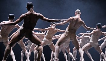 Soul Chain de Sharon Eyal avec les interprètes du Théâtre national de Mainz - Critique sortie Danse Paris Le CENTQUATRE avec le Théâtre de la Ville