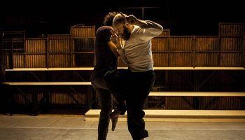Deal d’après la pièce Dans la solitude des champs de coton de Bernard-Marie Koltès / Conception et jeu Jean-Baptiste André et Dimitri Jourde - Critique sortie Théâtre Paris Le CENTQUATRE-PARIS