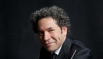 Gustavo Dudamel , directeur musical de Turandot mis en scène par Robert Wilson. - Critique sortie Classique / Opéra Paris Opéra Bastille