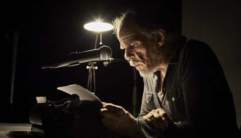 Denis Lavant, l’incarnation multiple dans Erreurs salvatrices d’après les mots d’Heiner Müller, conception de La Muse en Circuit - Critique sortie 