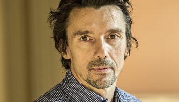 Stanislas Nordey adapte « Le Voyage dans l’Est » de Christine Angot, un spectacle qui traite de l’inceste qu’elle a subi il y a 50 ans - Critique sortie Théâtre Strasbourg Théâtre National de Strasbourg