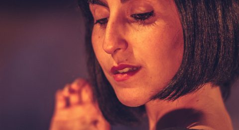 Des femmes, Régis de Martrin-Donos a écrit et met en scène un kaléidoscope au féminin que Fernanda Barth interprète avec un talent à couper le souffle ! - Critique sortie Théâtre Paris Lavoir Moderne Parisien