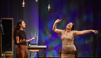 Tamara Al Saadi signe Istiqlal, un spectacle d’une remarquable maîtrise dramaturgique et esthétique - Critique sortie Théâtre CHATILLON Théâtre de Châtillon