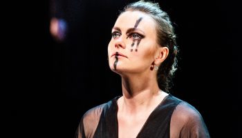 Andromaque : Anne Coutureau propose une mise en scène remarquablement maîtrisée de la tragédie. - Critique sortie Théâtre Paris CARTOUCHERIE