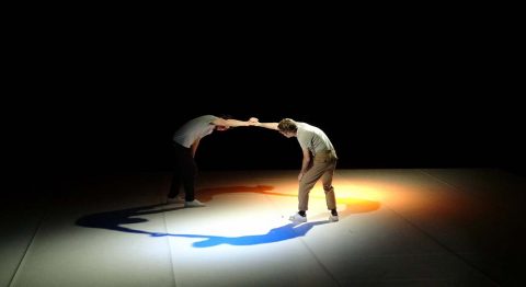 Et de se tenir la main, chorégraphie Mélanie Perrier - Critique sortie Danse La Courneuve Centre Culturel Houdremont