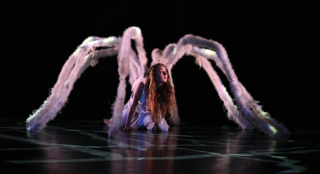 Alice dans le terrier du Lapin, chorégraphie Moses Pendleton - Critique sortie Danse Paris Folies Bergère