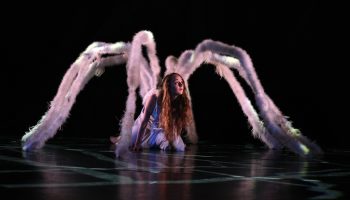 Alice dans le terrier du Lapin, chorégraphie Moses Pendleton - Critique sortie Danse Paris Folies Bergère