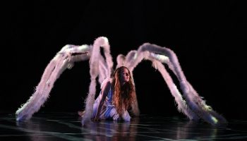 Moses Pendleton arrive à Paris avec Alice dans le terrier du Lapin - Critique sortie Danse Paris Les Folies Bergère