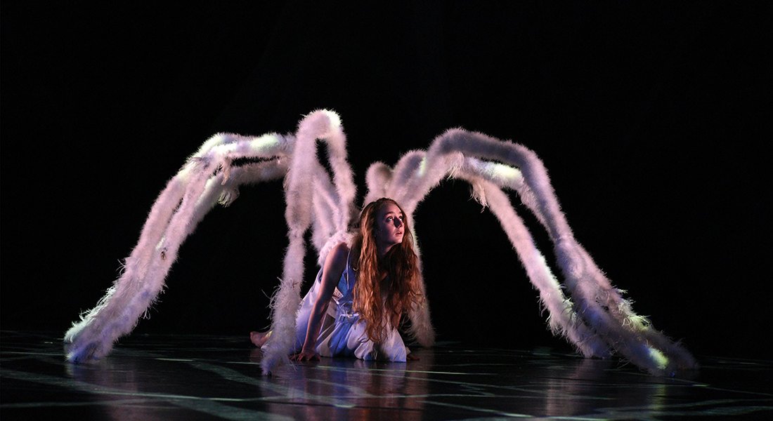 Moses Pendleton arrive à Paris avec Alice dans le terrier du Lapin - Critique sortie Danse Paris Les Folies Bergère