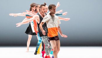 Michele di Stefano et ses sept interprètes électrisent le Carreau du Temple avec Bermudas - Critique sortie Danse Paris Le Carreau du Temple