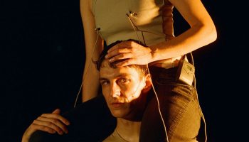 Rideau et KNIGHT-NIGHT des chorégraphes Anna Massoni, Bryana Fritz et Thibault Lac - Critique sortie Danse Pantin CND Centre national de la danse