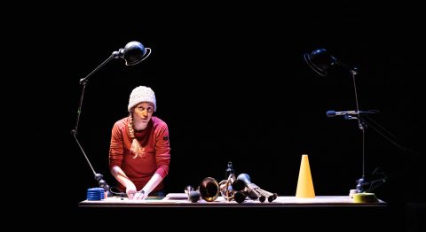 Pauline Ringeade reprend « Pister les créatures fabuleuses » de Baptiste Morizot, un théâtre qui fait surgir l’étonnement - Critique sortie Théâtre Paris _THEATRE SILVIA MONFORT